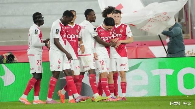 赛地聚焦——西甲赛后热度飙升；摩纳哥队长鼓劲；引发热议；更衣室氛围转暖的简单介绍